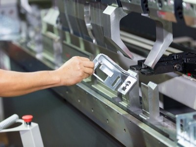 深圳五金沖壓廠，校正工藝特點詳解